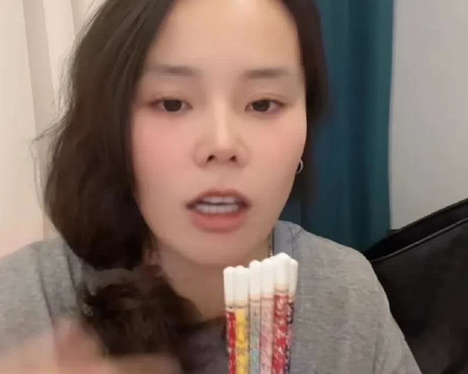 熊磊今晚直播说自己从来没有后悔过跟姚策结婚，而且还有这么一个可爱的孩子，说谈恋爱