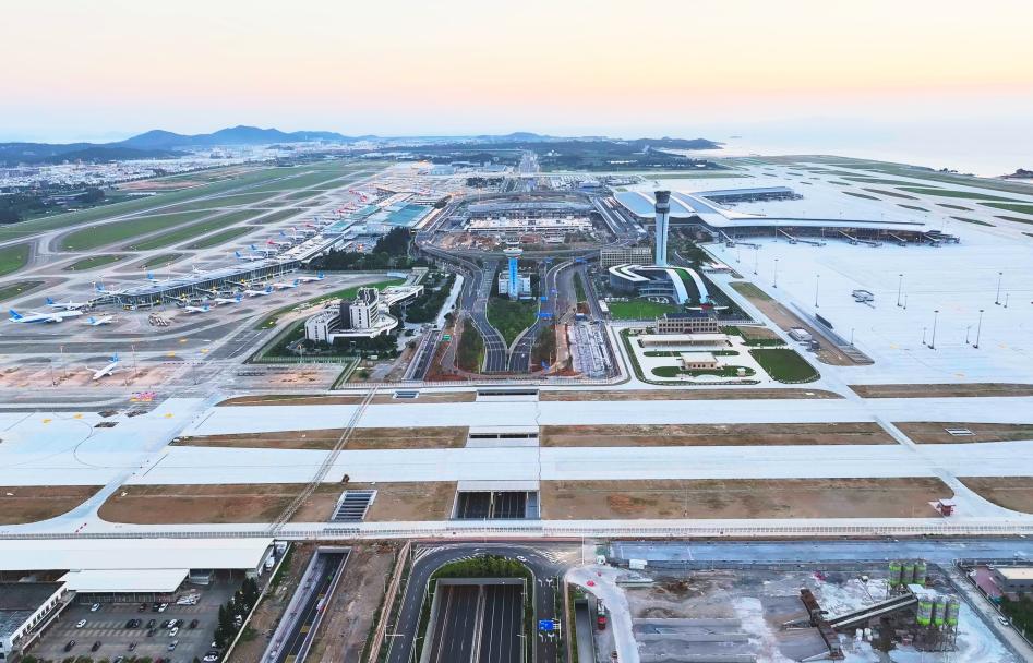 福州机场第二跑道今日首次迎来商业航班，八闽大地进入双跑道时代。新建第二跑道全