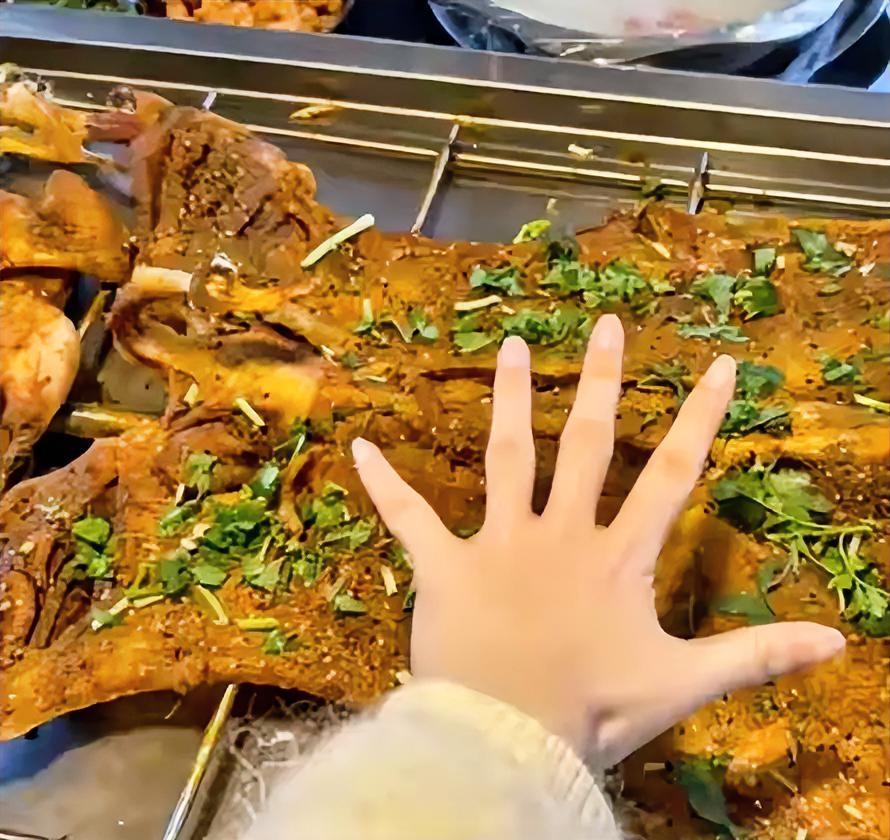 重庆这烤全羊“一赔三”，商家也没亏！36斤的羊，烤出来6.9斤肯定不合理。这