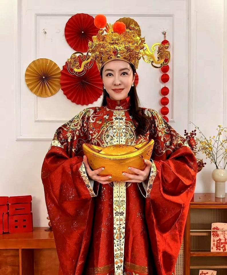 郭富城用一双鞋，踩碎了七年的感情。当年那句“鞋不合脚就该换”，字字都透着一股精