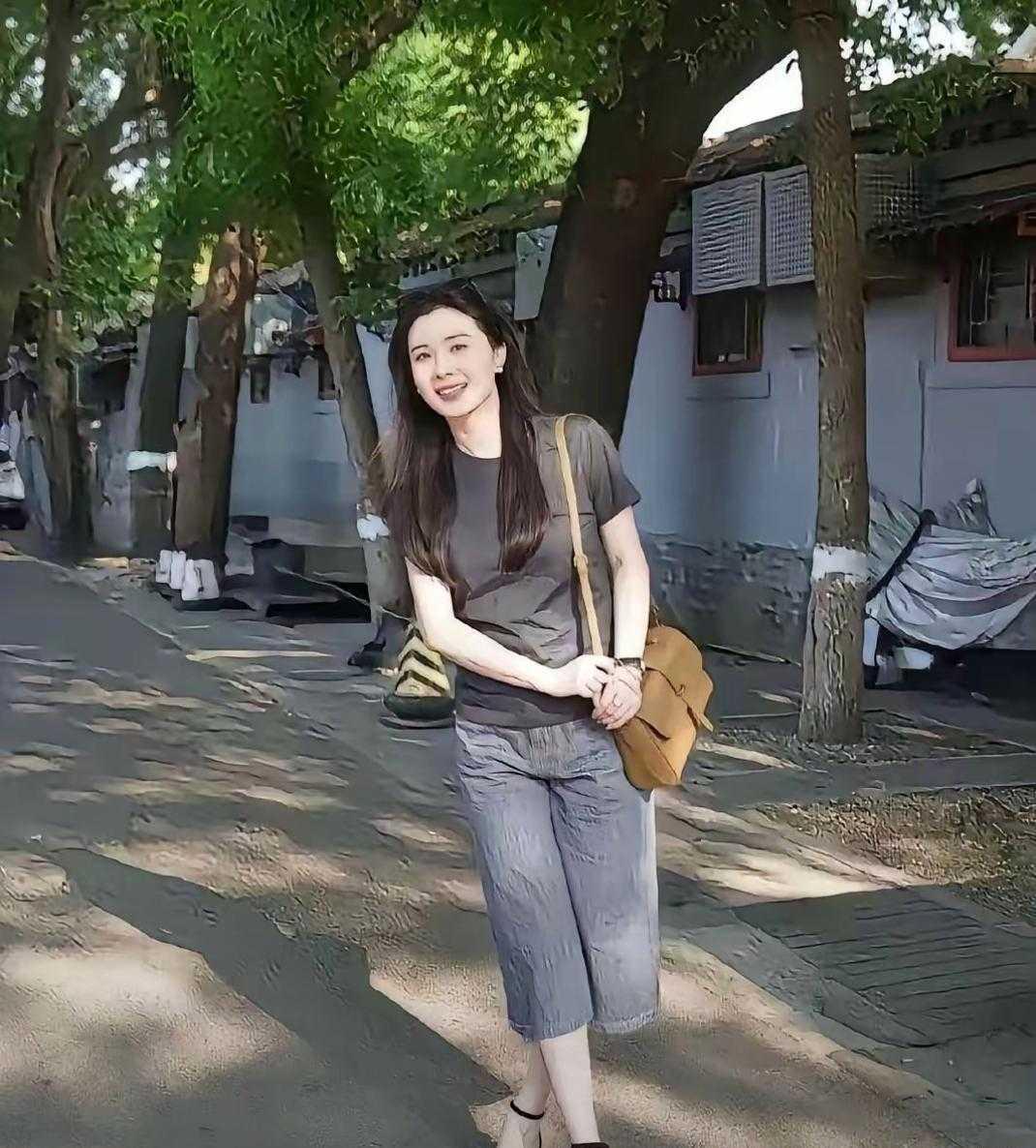 都说她长得像关之琳，像吗？