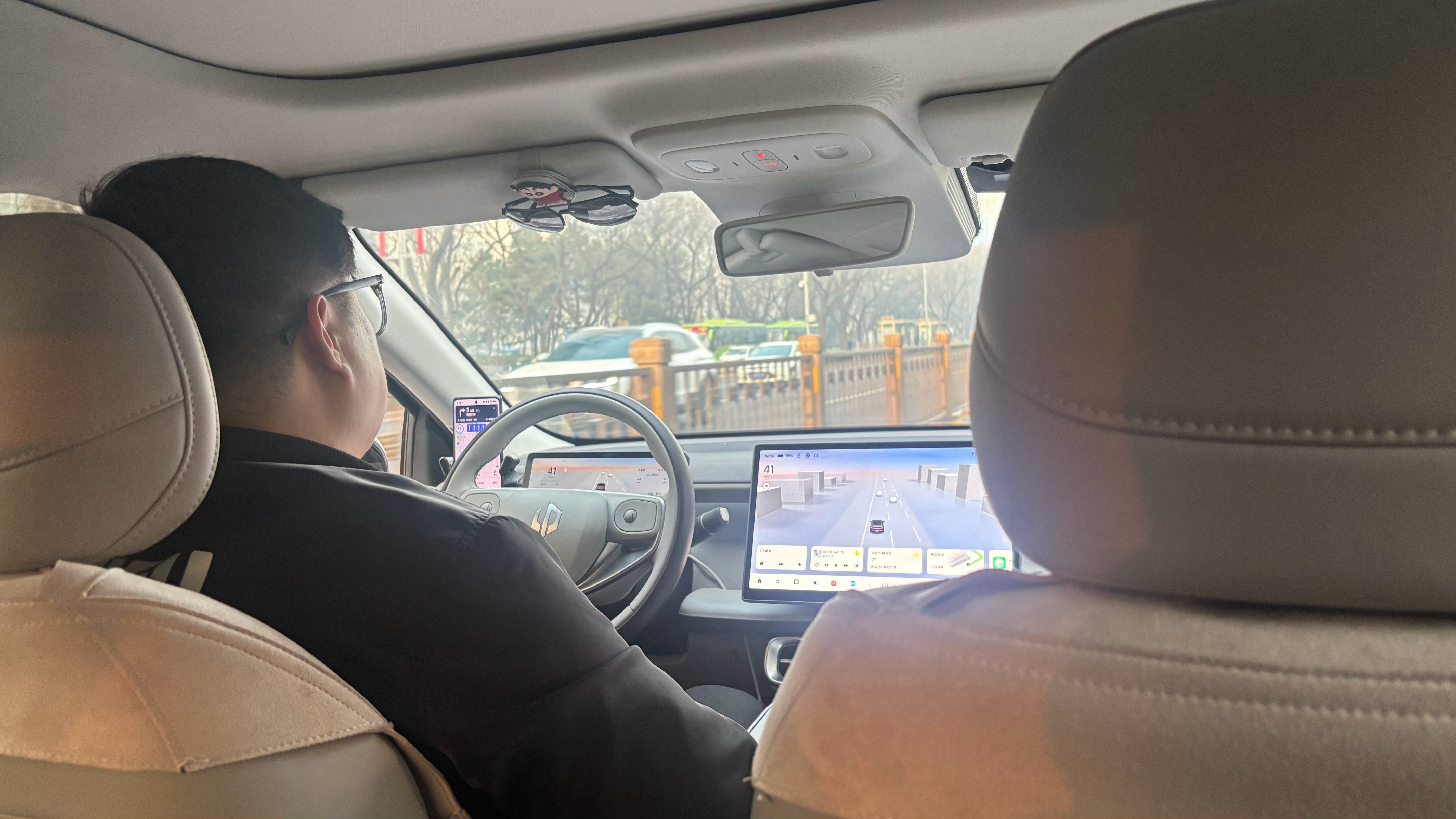 打了辆零跑B01，司机说这车去年买的，全拿下花了11万，再加一万的话可买到带激光