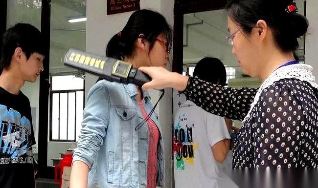 我跟你说个事儿，你听听有多炸裂。双胞胎兄弟，哥哥是学霸，考上顶尖大学。弟弟成绩