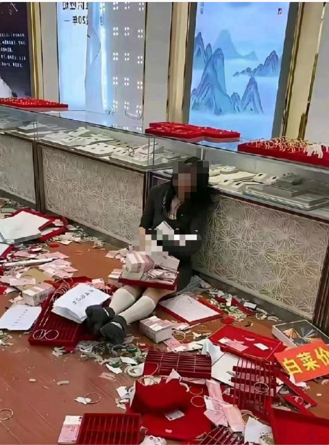 失恋大闹金店，妹子这得赔的倾家荡产啊
