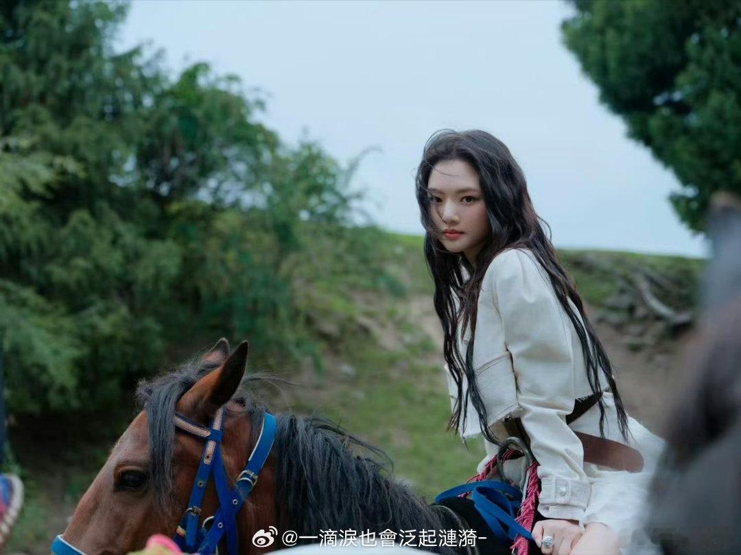 任敏骑马真的很出片没想到骑马造型和她适配度这么高，从容驾驭马匹，神态自然松弛。