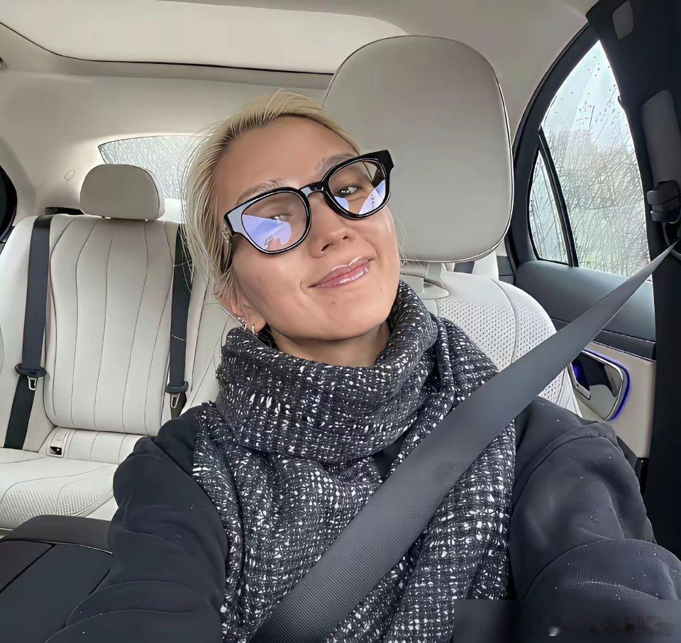 何洁官宣520办婚礼，整个人瘦到脱相。喜事是喜事，可背后那根弦，她已经绷了好几年