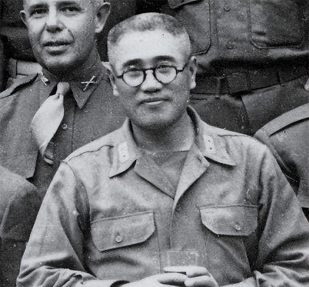 1948年10月23日，廖耀湘派宪兵去枪毙91师师长戴海荣。宪兵刚闯进师部，戴海