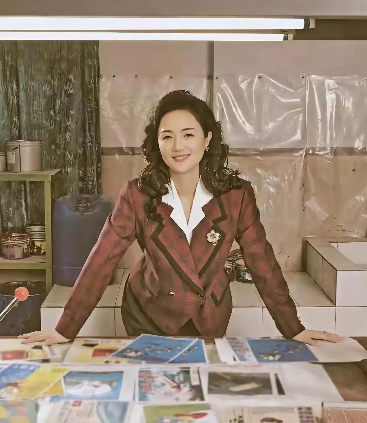 推着吊瓶架上场时，台词卡别在葡萄糖输液管上。朱媛媛把氧气瓶藏在戏服宽大的下摆后