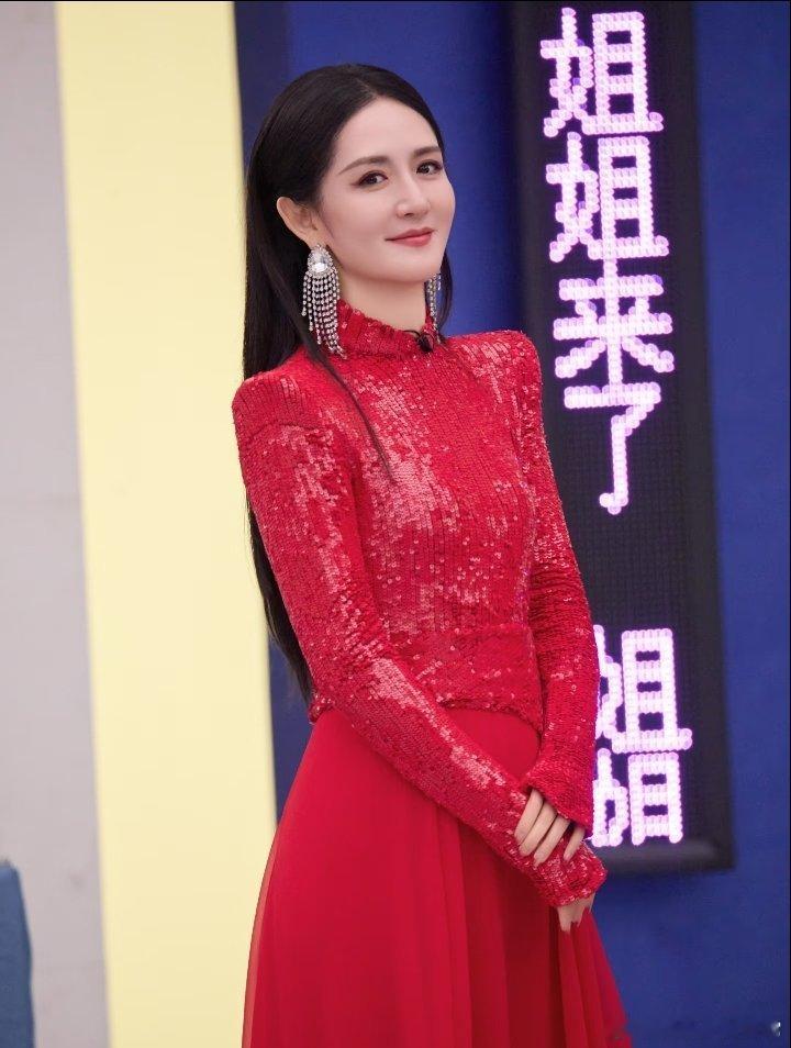 谢娜右边臀腿瞬间凉凉透风“右边臀腿瞬间凉凉透风”——这描述我隔着屏幕都感受到了。