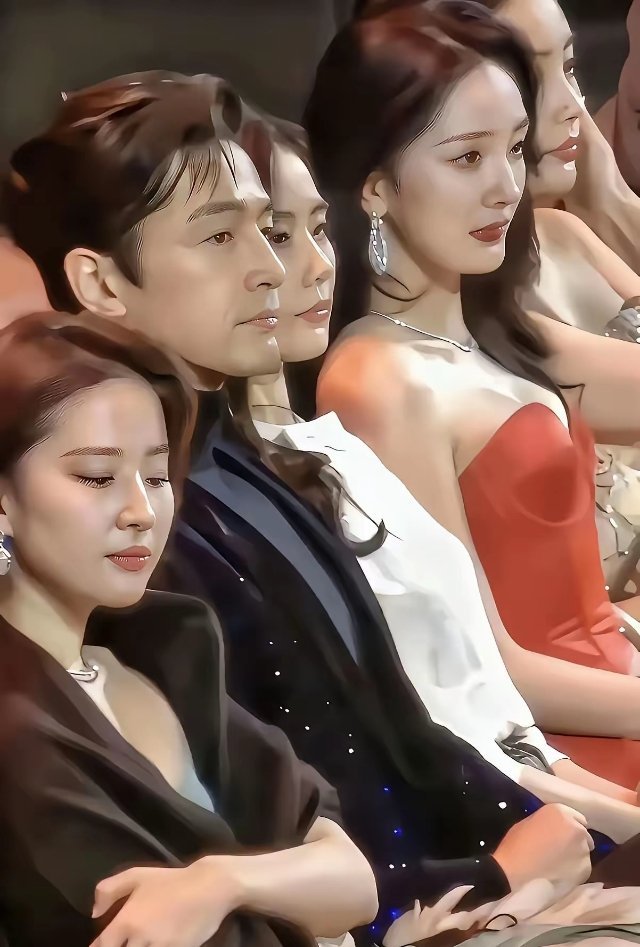 杨幂和刘亦菲在巴黎同框，一个穿得像去签并购协议，一个穿得像去拆解并购协议。杨幂的