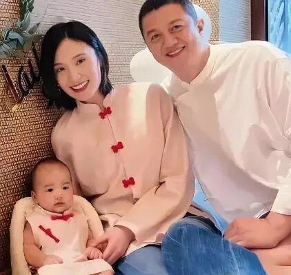 海哈金喜解脱了！跟李亚鹏离婚后，想怎么挣钱怎么挣。开直播、拍短剧随便哪样，也比死