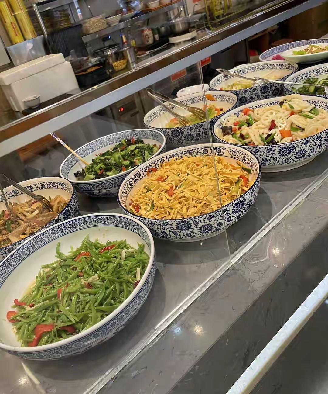 广东广州，一知名男演员，在机场候机时去面馆吃面，他端着一碗面去加点葱花，被服务员