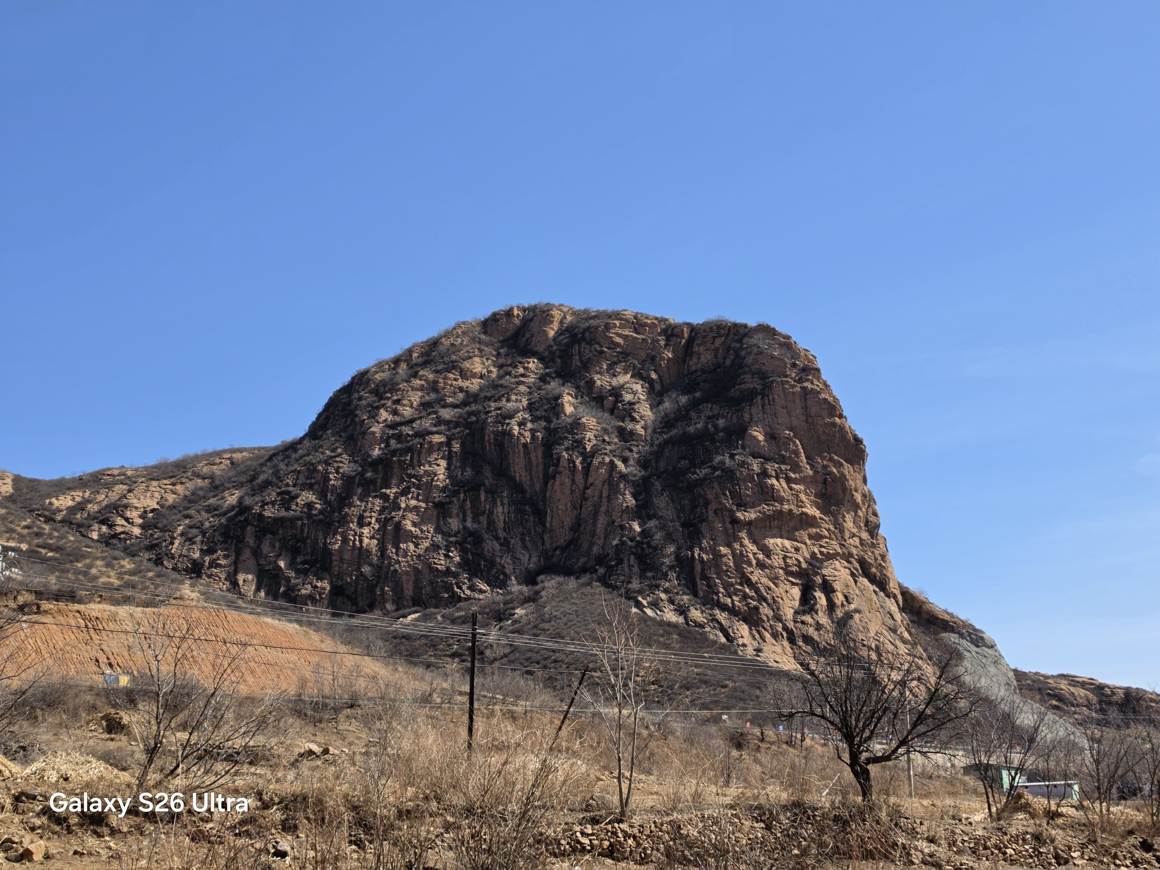 真切感受到了什么叫横看成岭侧成峰。这是同一座山，横着看是图一，侧着看是图二。