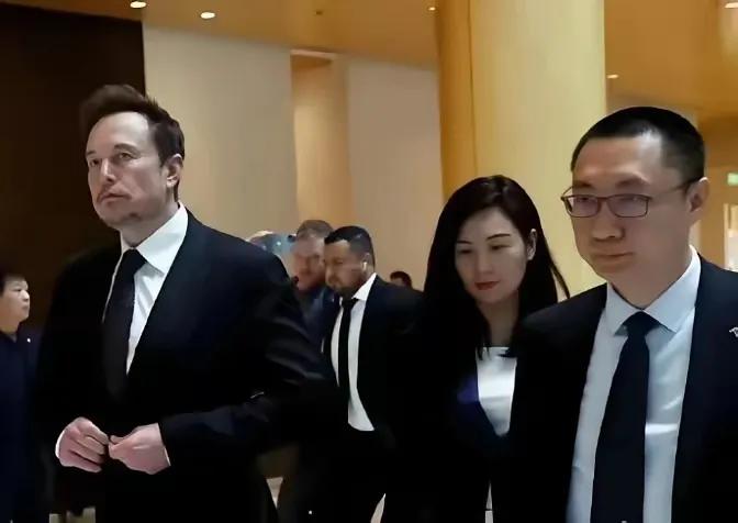 特斯拉最近干了件挺轰动的事：给了他们的一位中国高管，朱晓彤，价值差不多16亿人民