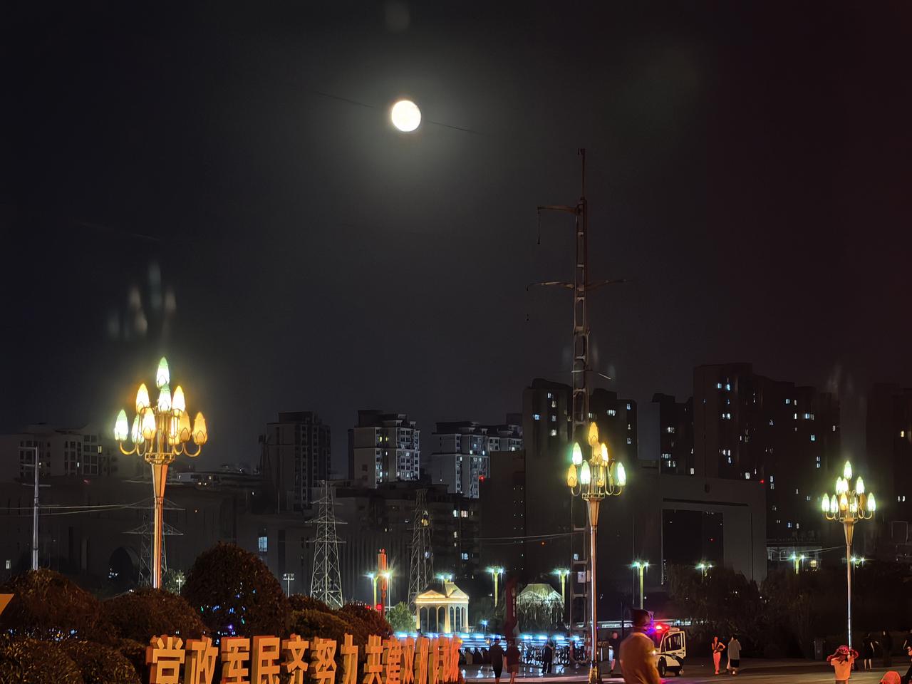 老年人找老伴的心眼子，和他们的岁数一样多。有个阿姨找了一位退休教师，老头的