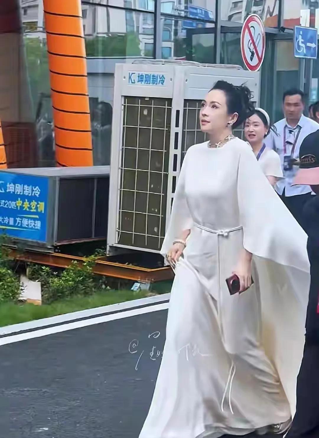章子怡父母长相普通，但他们家有三大美女：章子怡，儿媳，孙女。不得不说，章子怡父母