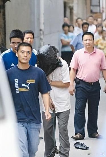 荒唐至极！广东佛山，男子带着老婆进行交易，10多分钟后，对方不肯结束，女子推开对