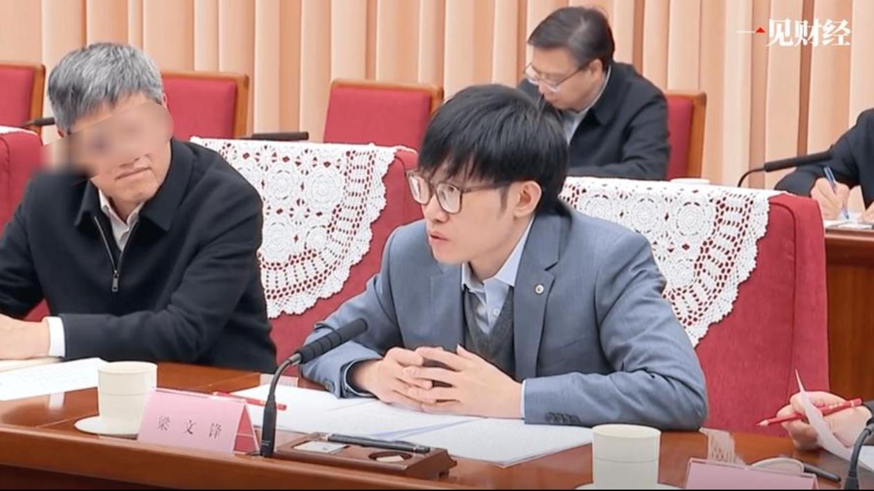 国内很可能即将诞生又一位让海外忌惮的顶尖人物，地位堪比任正非。如今的梁文锋，