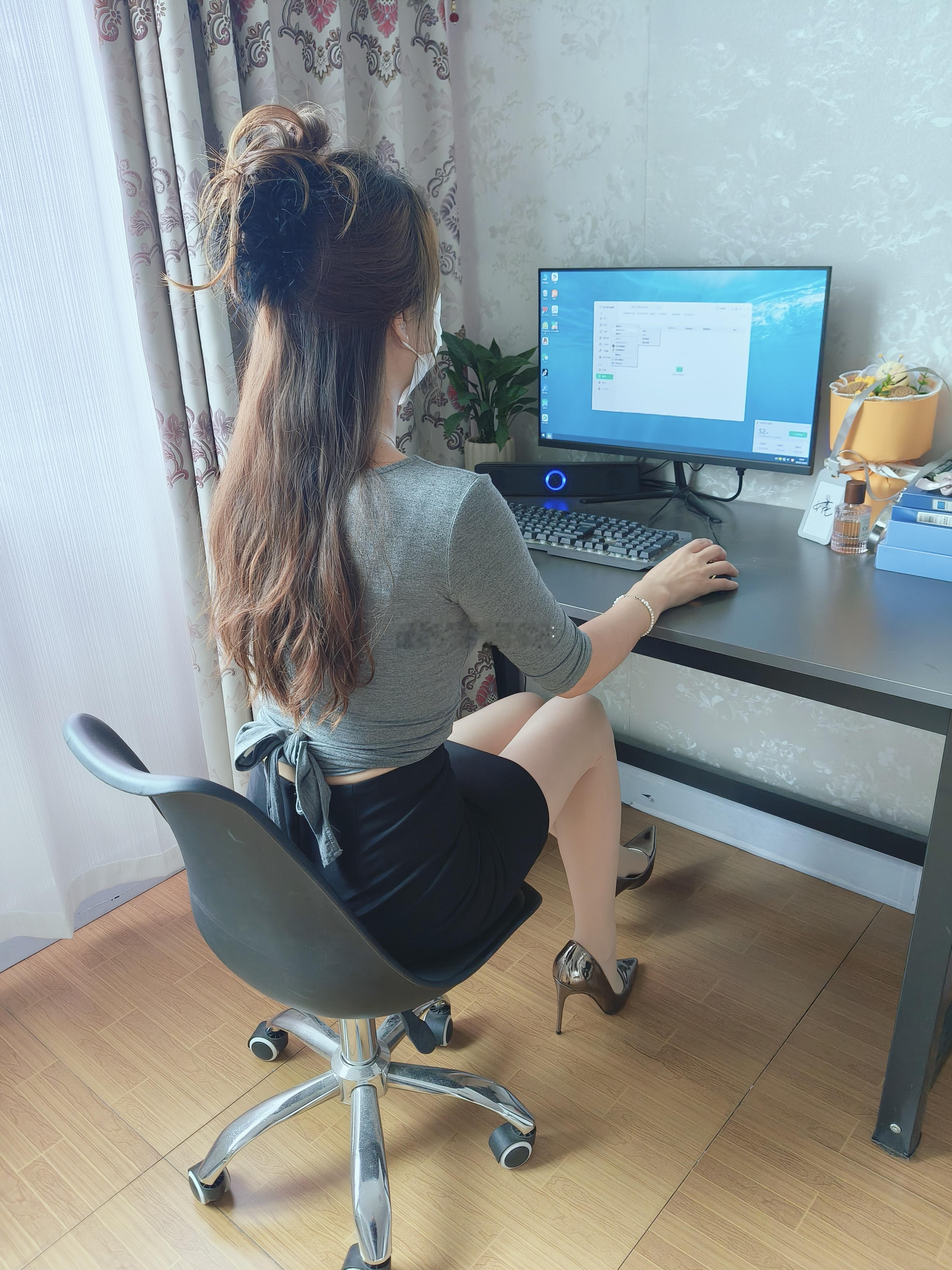 工作也要美美哒，高跟鞋+电脑桌，完美搭配！