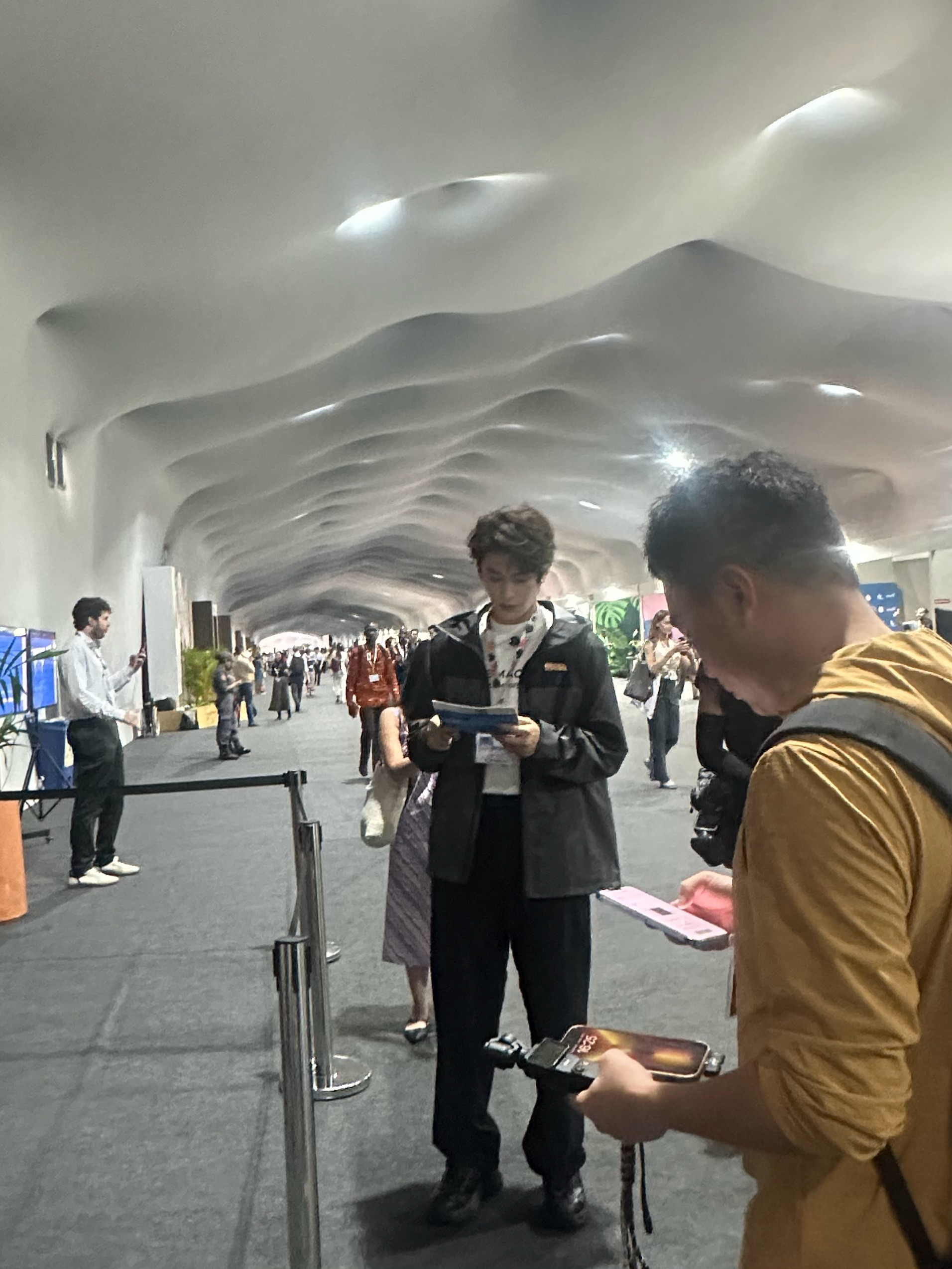 丁禹兮现身COP30，戴着工作证，认真检查着手中的资料，可不就是外派参与全球议题