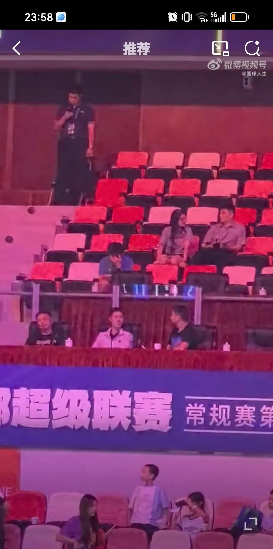 7月26日王励勤观看乒超比赛给樊振东加油，王励勤这次旁边坐着马俊峰和刘恒，三个人