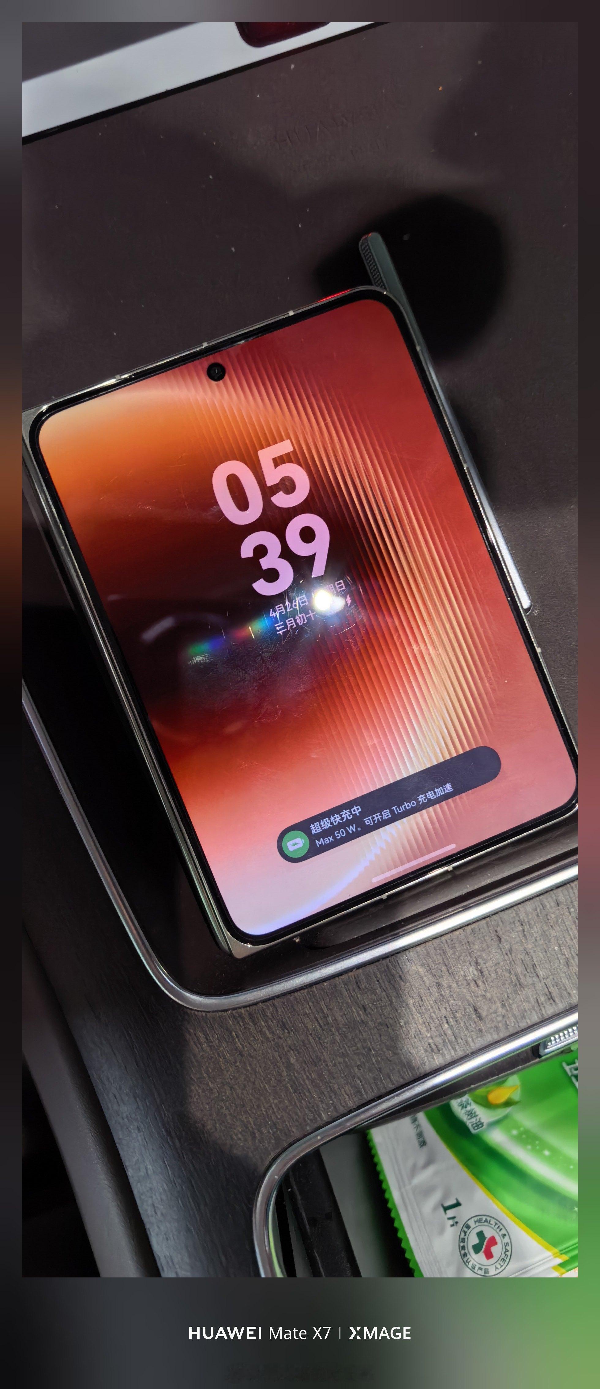 华为阔折叠PuraXMax在车上充电一点问题没有。