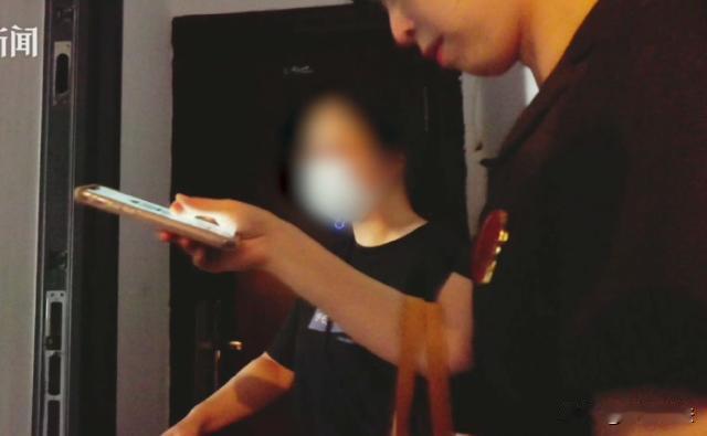 上海，503的陆女士重新装修，在合理的范围内更换了入户门，也自费帮504共用的大