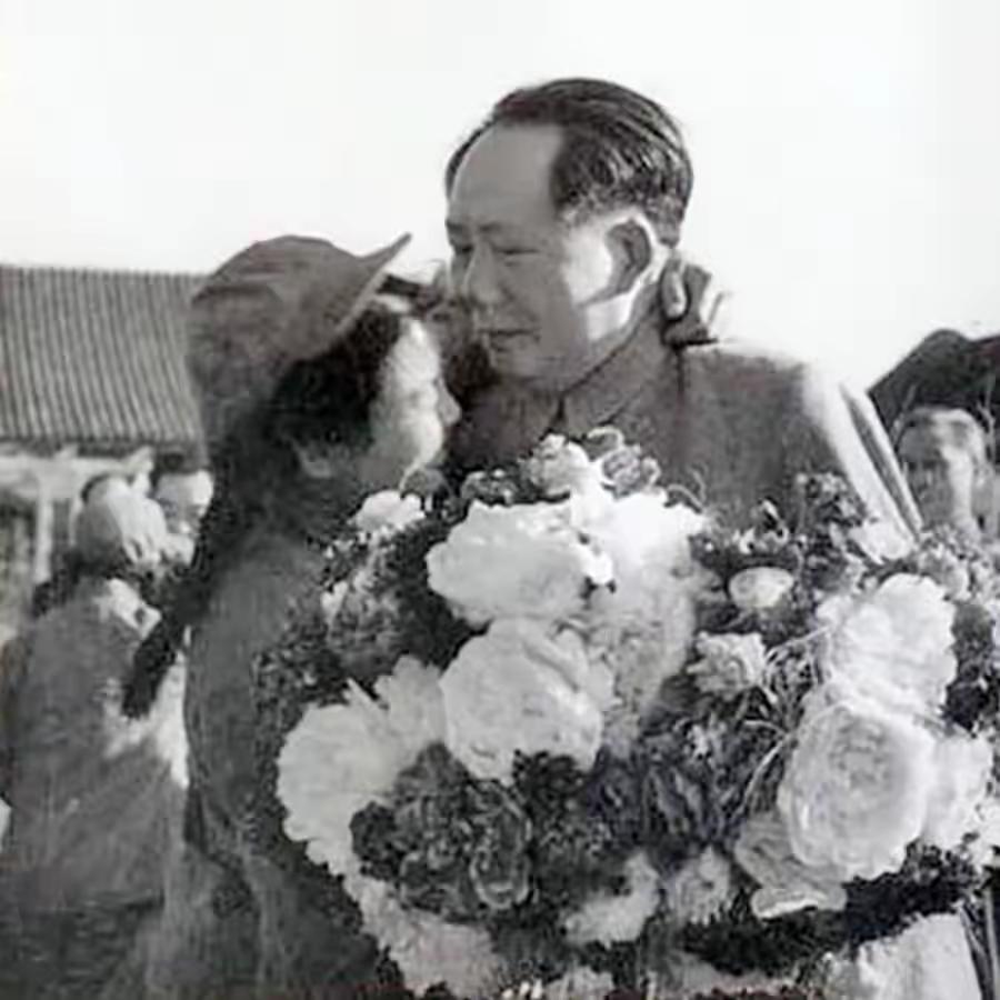 1952年初，有一位名叫解秀梅的女战士，她作为志愿军的代表，向毛主席献上怀中的鲜