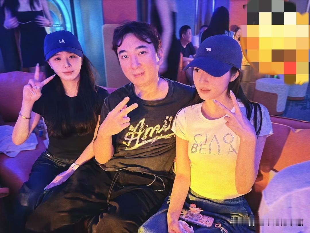 娱乐圈的纪检委书记王思聪现身马来西亚，王思聪依着简单，脸型圆润，有些发福了，头发