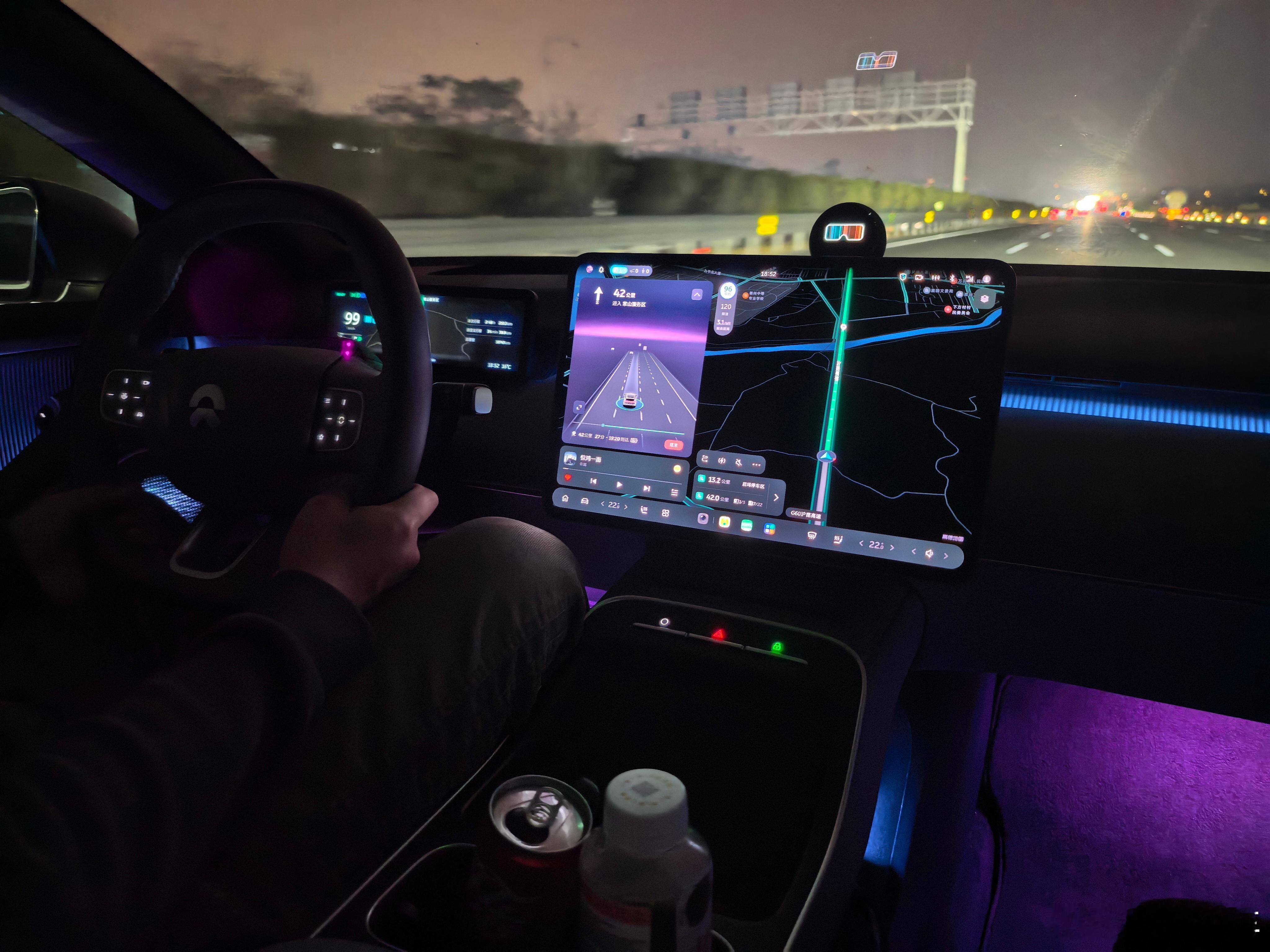 蔚来et5t这个氛围真的很拿捏人好吧而且导航界面设置的也很细心，在路线上可以直