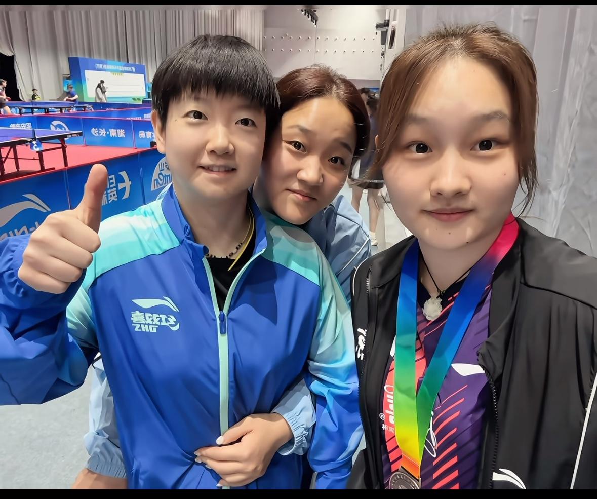全锦赛上孙颖莎与好姐妹孙铭阳，李雅可合影留念！莎莎的好姐妹孙铭阳退出国家队，