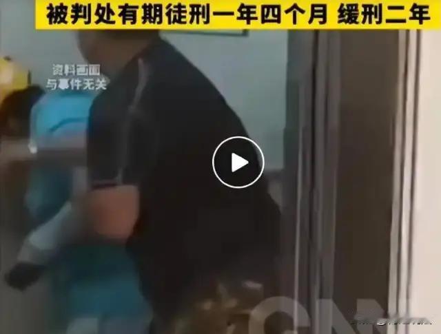 **一拳打在外卖小哥脸上，却扇了整个社会的良知一巴掌。**广东某小区大堂，寒