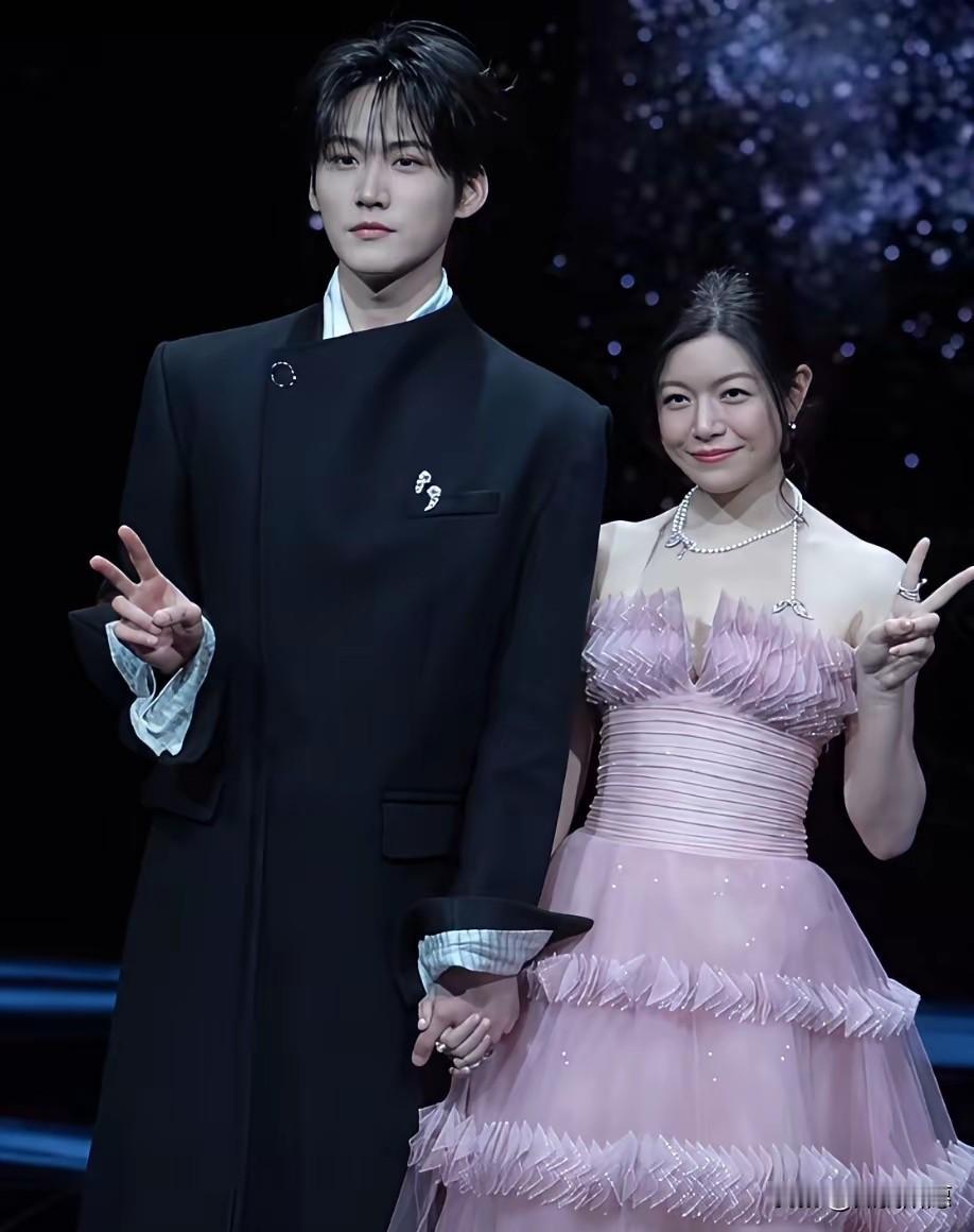 终于明白陈晓为啥要离婚了？看了陈妍希在微博之夜的表现，我好像懂了！不是她