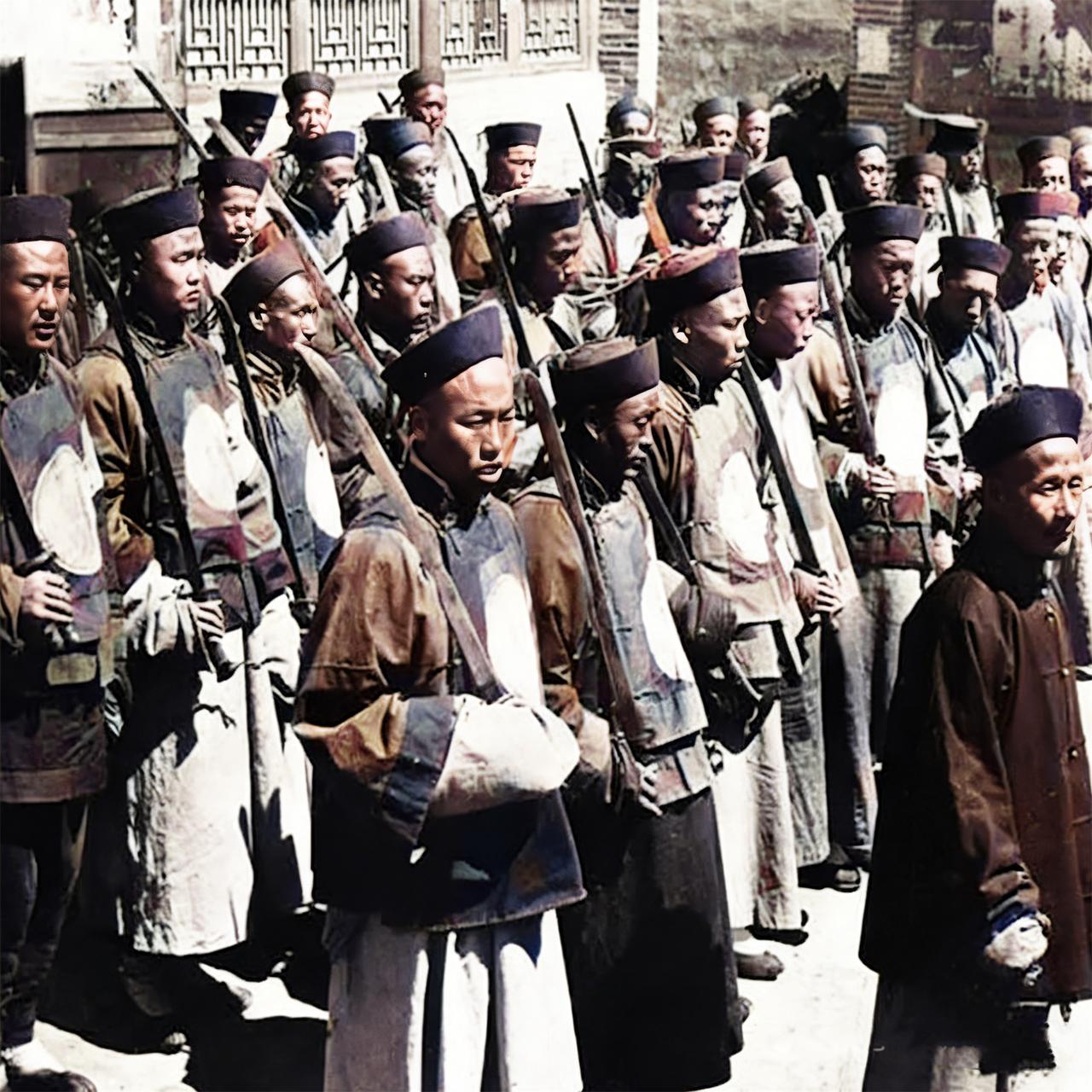 清末时期，一群列队接受检阅的清兵，每人手里攥着一把腰刀，站姿东倒西歪、神情臊眉耷