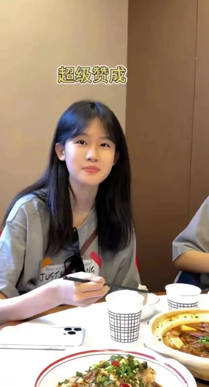 陆毅的女儿贝儿好漂亮啊！不愧是的明星的女儿，从小养成的气质就是不一样，浑身散发着