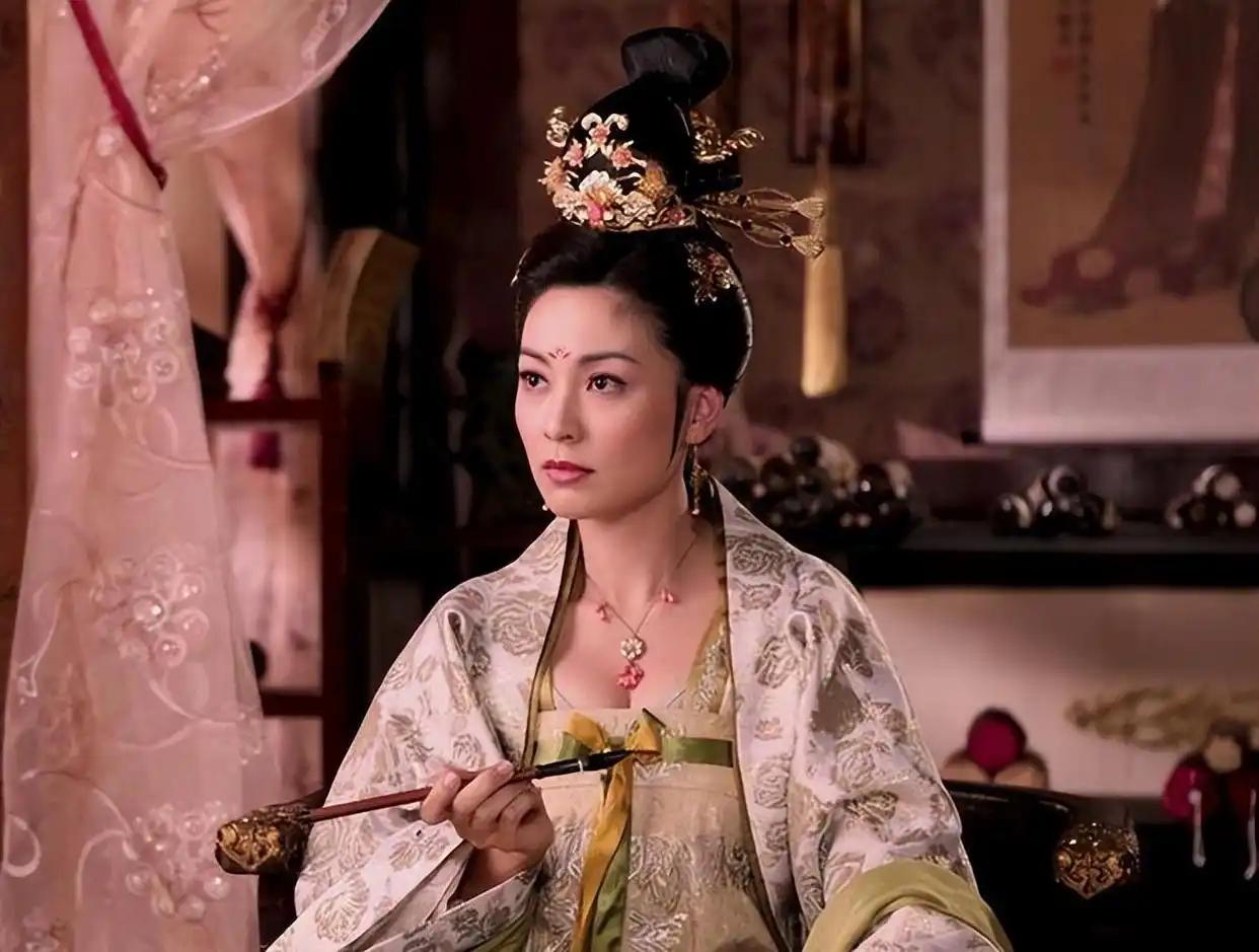 她是"唐朝第一美人"，毒杀亲父、与母共伺一夫，最终下场凄惨25岁，正在梳妆台