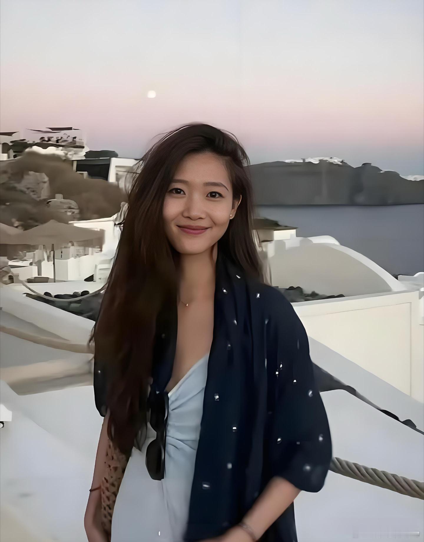 黄轩凭一己之力拉高了娱乐圈男人们的审美，女友不再是白瘦幼类型的网红脸，竟然是雅思