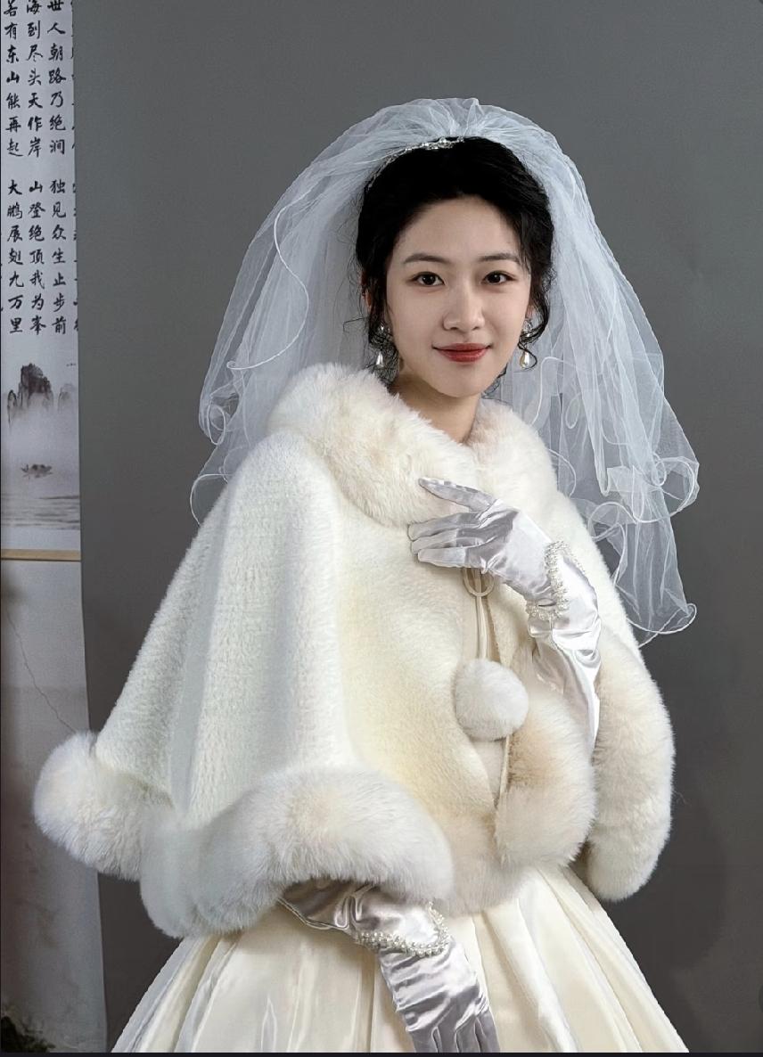 向涵之不愧是京圈公主啊。她在《余红旧事》里的婚纱照，真的就是父辈们那一代，千金