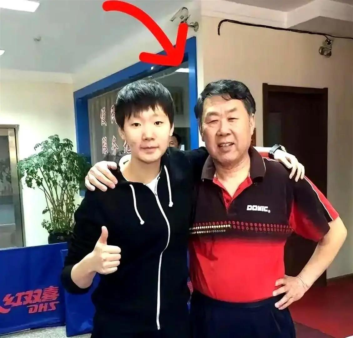 奥运冠军王曼昱送79岁启蒙教练一台车，老爷子死活不要，撂下一句话让她当场红了眼。