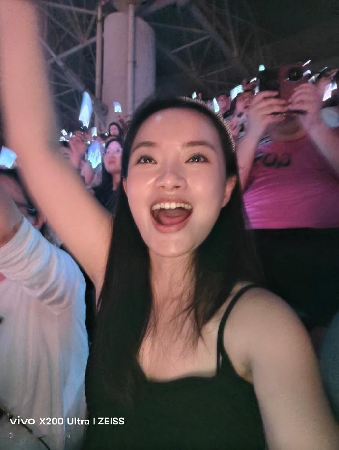 好多明星去看了谢霆锋演唱会我记得上次我去看演唱会还是张韶涵，人生第一次演唱会，