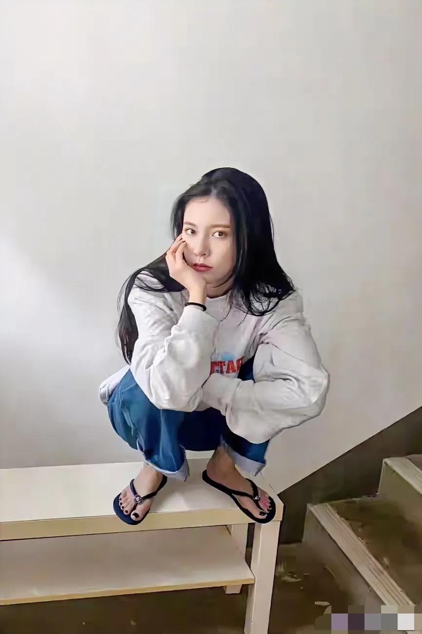 不得不说，黑色指甲油真得很显脚黑。