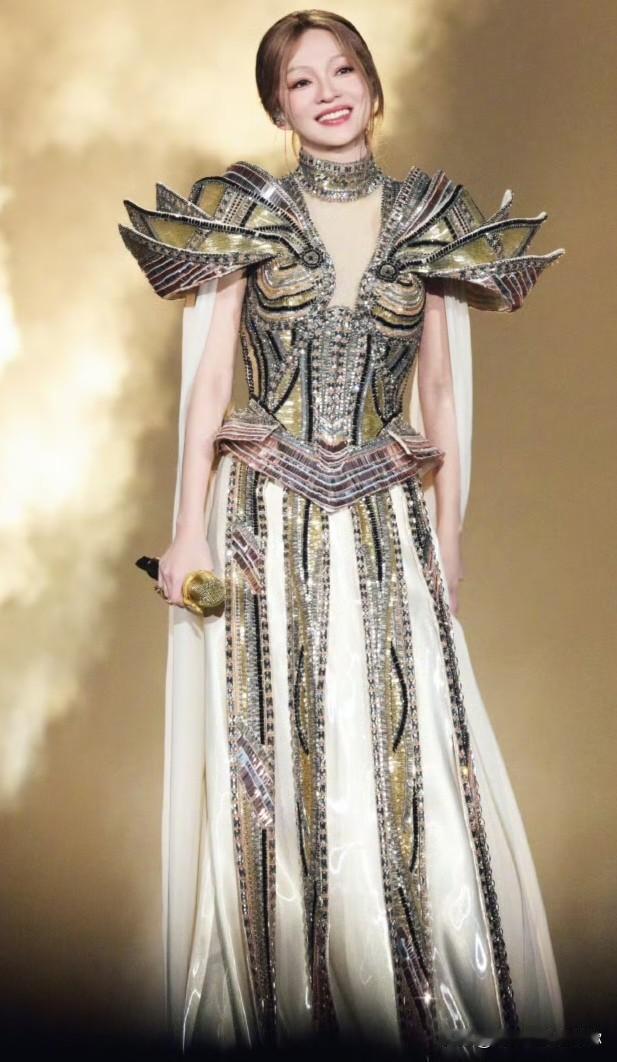 发现没？张韶涵活成了很多人梦想中的样子。四十三岁，没结婚没生孩子，状态比