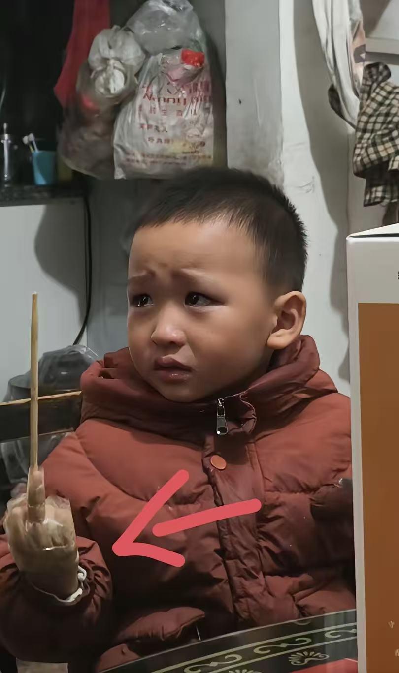 贵州遵义，一位妈妈愁得睡不着觉，因为家里7岁的儿子有一个动不动就对人竖中指的坏毛