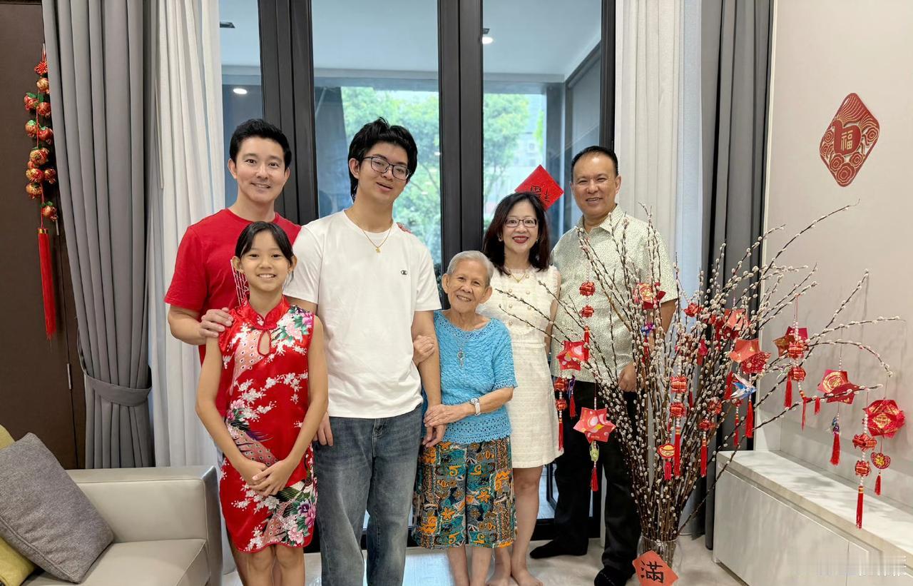 立威廉新年晒全家福，女儿都这么大了，也一直没看到他在社交平台晒过他老婆的照片。