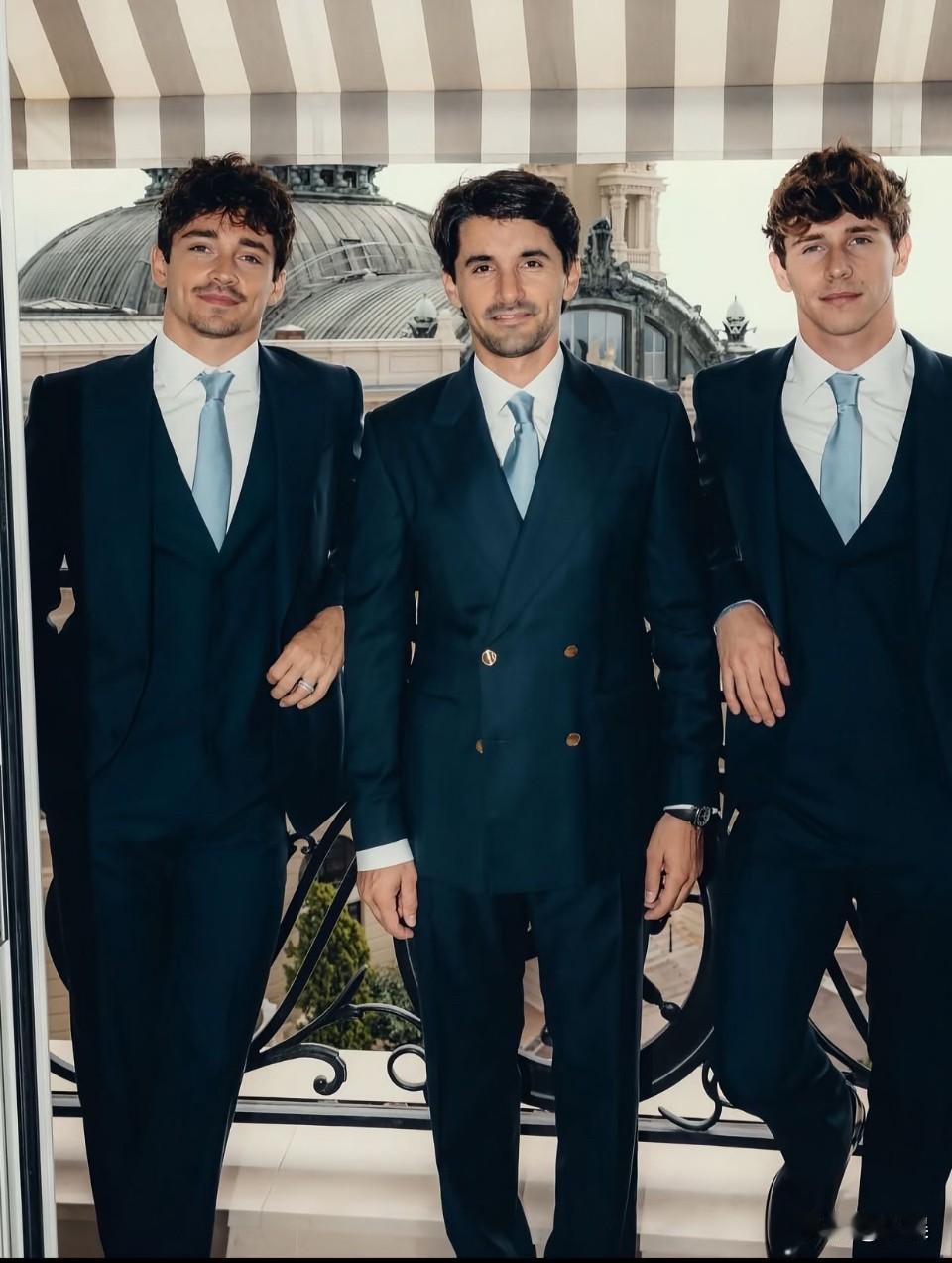 大中小勒克莱尔，三兄弟。所以其实乐扣是亚扣，亚扣是季扣，还有个大哥冠扣？！伯