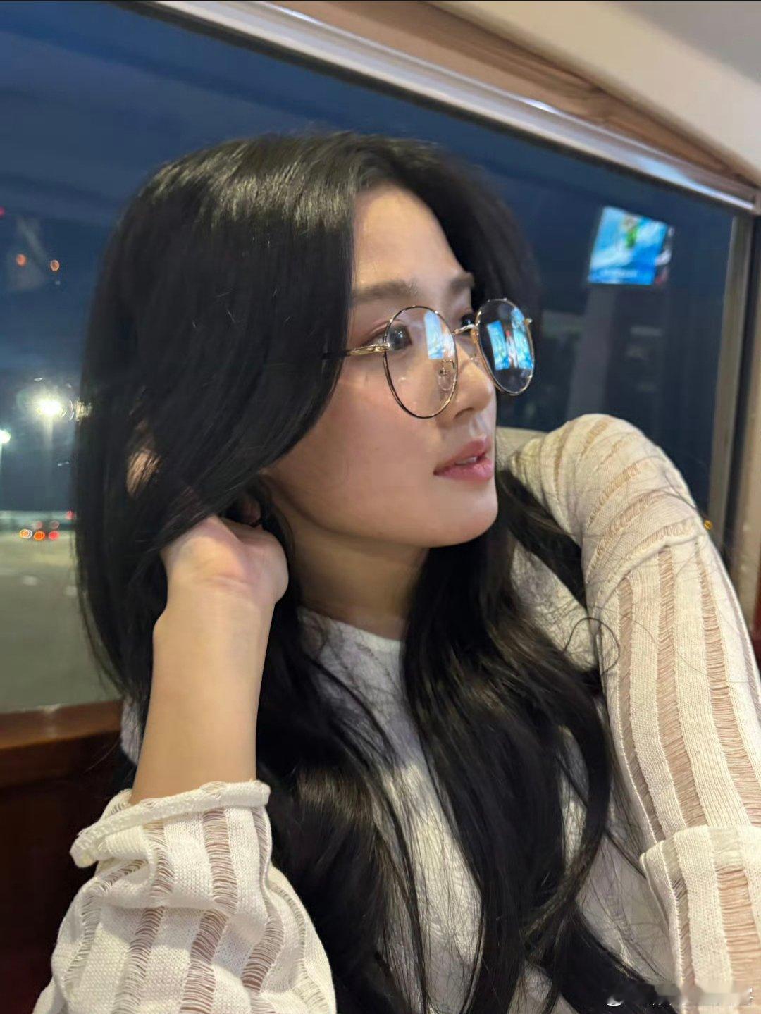 卢昱晓妈妈降临卢昱晓的半扎发像随手挽起的温柔，裸色连衣裙裹着恰到好处的松弛感。