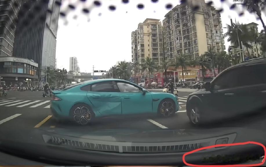 网上流出的一段“某粮电车的事故”视频，有网友怀疑这段视频是AI制作的，大家觉得呢