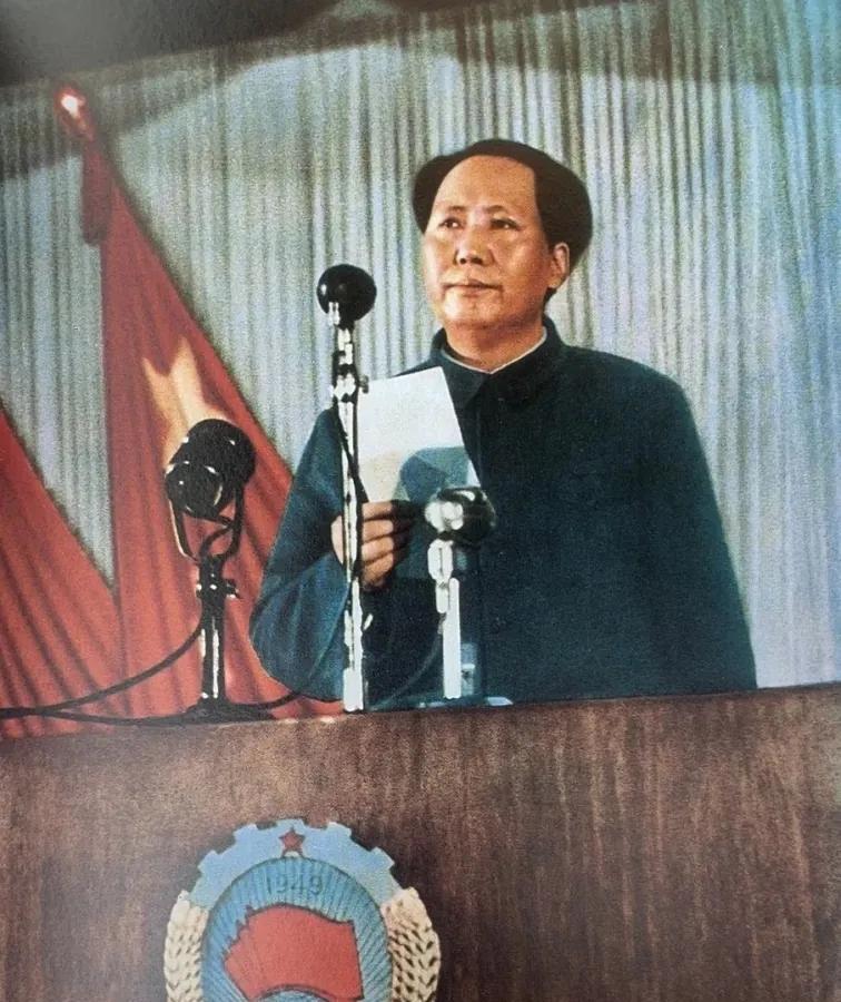 1949年开国大典前夕，毛主席以575票当选新中国主席，距离“满票”仅缺一票，周