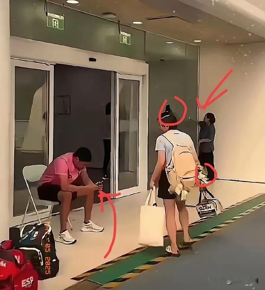 心疼死我了！​比赛结束，全红婵独自离开，​竟没有一个人在乎​她的情绪！