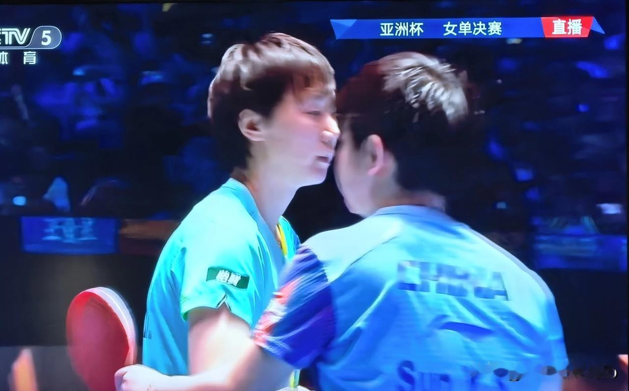 莎莎赢下最后一分，举起双手简单庆祝一下，之后马上跑过来用拿拍的左手轻抚曼玉的手臂